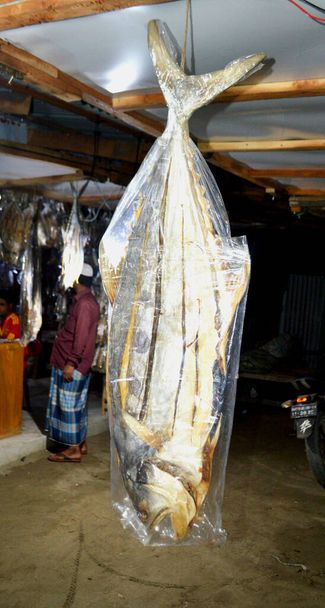 伝統的な新鮮な魚介類魚市場で撮影したドライフィッシュ - 写真・画像