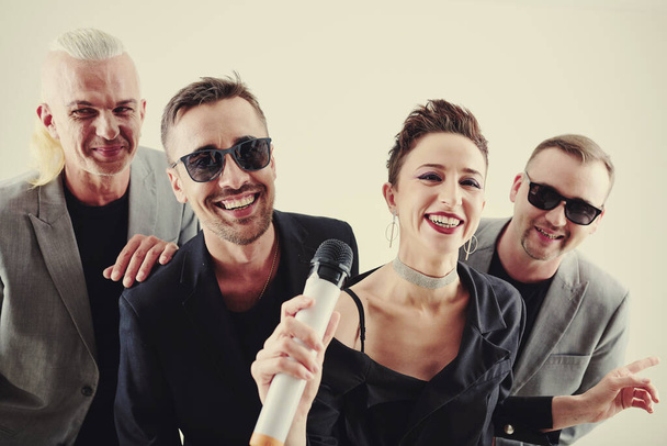 Boldog izgatott zenei zenekar élvezi éneklés dalok karaoke - Fotó, kép