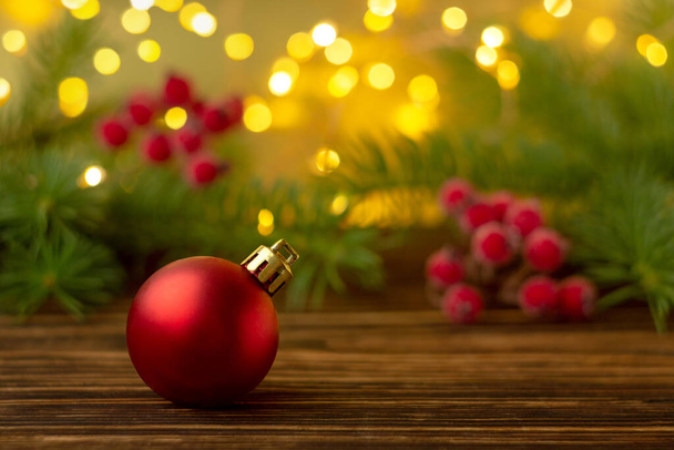 クリスマスの構図。木製の背景にクリスマスツリーボール。ぼやけた背景、ボケの光。選択的シャープネス - 写真・画像