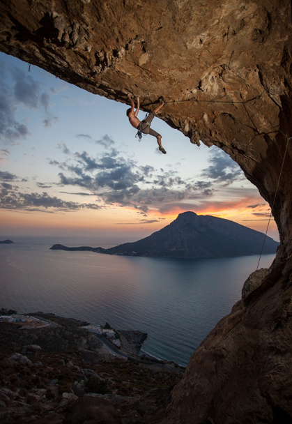 Hombre escalador al atardecer. Kalymnos, Grecia
 - Foto, imagen