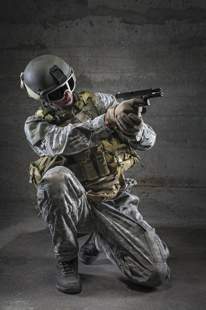 Soldado apontando uma pistola
 - Foto, Imagem