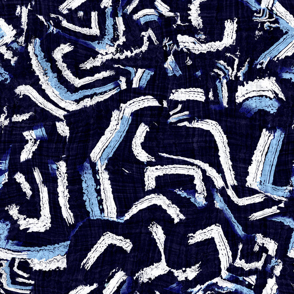 Indigo μπλε μπλοκ εκτύπωσης damask βαμμένο φόντο υφή. Απρόσκοπτη υφαντή ιαπωνική επανάληψη μπατίκ μοτίβο Swatch. Ρυτιδωτό ύφασμα από βαμβακερό ύφασμα με οργανικό αποτύπωμα. Ασιατική σε όλο το κιμονό ύφασμα.  - Φωτογραφία, εικόνα