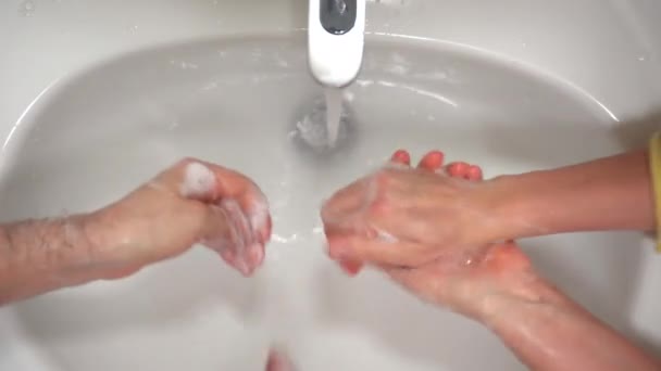 Tehlikeli koronavirüs enfeksiyonu döneminde el dezenfeksiyonu, karantinadaki insanlar dikkatlice ve sık sık sıcak suyun altında antibakteriyel sabun veya alkol jeliyle ellerini yıkıyorlar. İzleyen - Video, Çekim