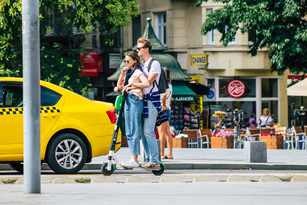 Budapest Ungheria luglio 16, 2020 Veduta di persone non identificate che rotolano con uno scooter elettrico per le strade di Budapest la capitale e la città più popolosa dell'Ungheria - Foto, immagini