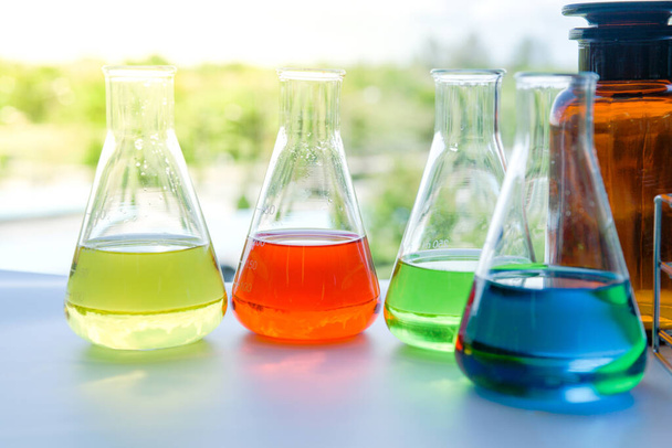 Laboratuvar, laboratuvar, analiz araştırmaları, bilimsel arka planda kimyasal deneyler için renkli sıvılarla dolu laboratuvar bardakları. - Fotoğraf, Görsel