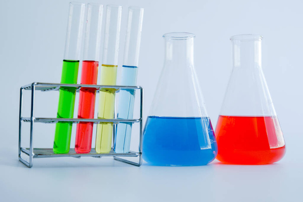 Vetreria da laboratorio con liquidi colorati per esperimenti chimici in laboratorio, ricerca analitica, background scientifico - Foto, immagini