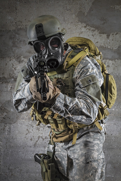 plynová maska vojáka zaměřovací puška - Fotografie, Obrázek