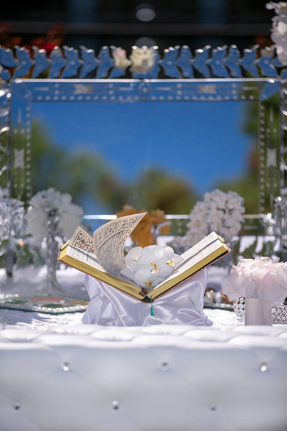 Traditionelle Hochzeitskulisse für eine persische Zeremonie mit dem Buch der Poesie und anderen Dekorationen - Foto, Bild