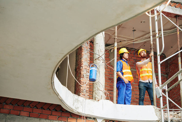 Inženýr a dodavatel kontroluje staveniště a kvalitu instalovaných trubek - Fotografie, Obrázek