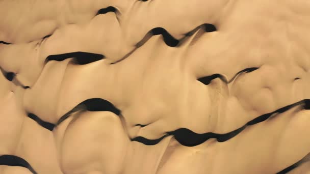 4K aerea dall'alto verso il basso sulla natura desertica. Incredibile consistenza di dune di sabbia dorata - Filmati, video