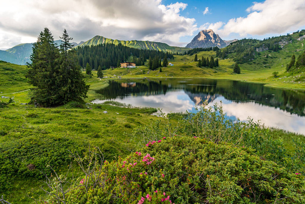 Fantástica caminata en las hermosas montañas de Lechquellen - Warth-Schrocken - Bregenzerwald en Vorarlberg
 - Foto, imagen