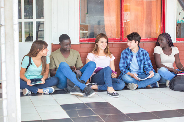 Šťastná skupina multietnických teenagerů venku spolu. - Fotografie, Obrázek