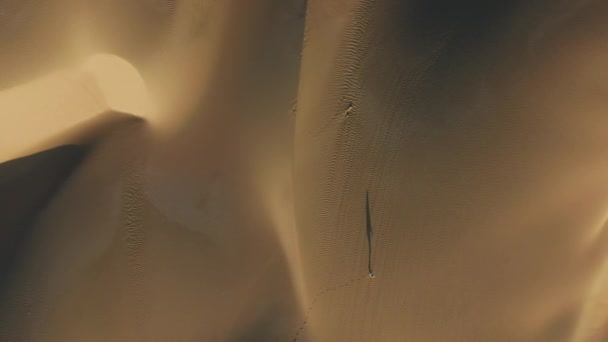 4K vista aérea da mulher caminhando por dunas de areia na natureza do deserto
 - Filmagem, Vídeo