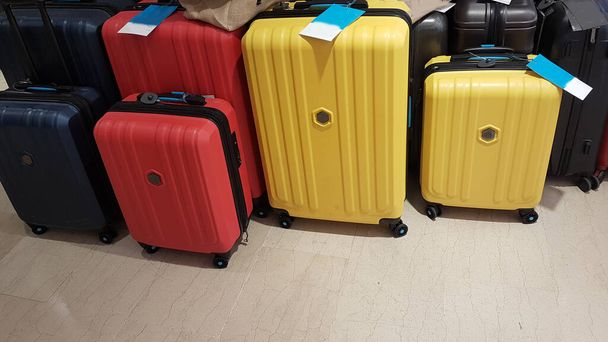 багаж чемоданы багаж желтый красный синий фон путешествия аксессуары
 - Фото, изображение