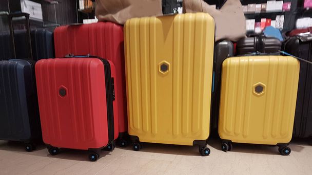 maletas equipaje equipaje amarillo rojo azul viaje fondo accesorios
 - Foto, Imagen