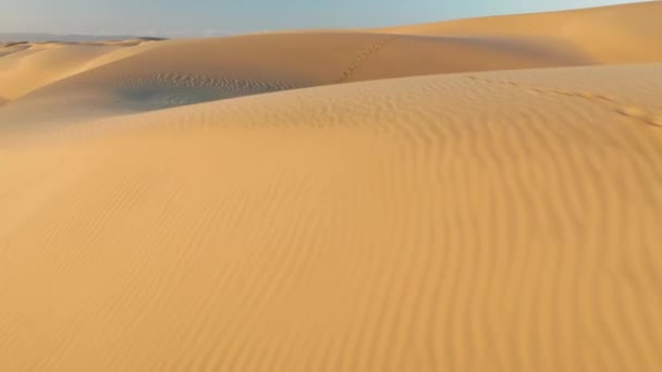 Hämmästyttävä aaltoileva hiekkadyynit lempeä auringonnousu valo, 4K antenni näkymä drone lento - Materiaali, video