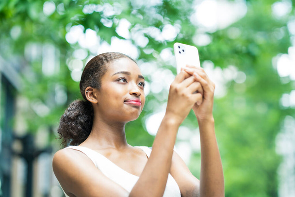 Młoda kobieta biznesu działa patrząc na ekran smartfona - Zdjęcie, obraz