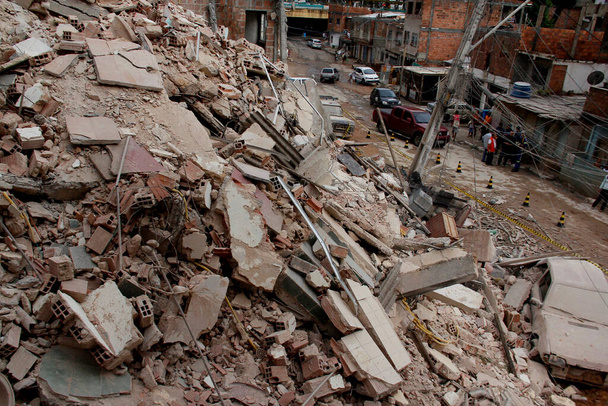 2013年4月27日ブラジル・バヒア州サルバドル市イトーロ地区の倒壊した家屋の遺跡. - 写真・画像