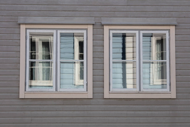 Kontekst. Okna w drewnianym domu. Architektura skandynawska, stare domy. Finlandia. - Zdjęcie, obraz