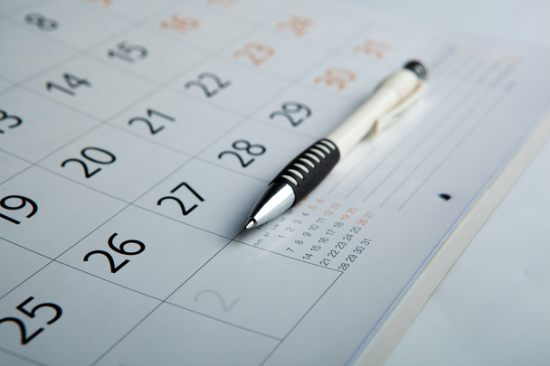 Календарь и ручка крупным планом
 - Фото, изображение