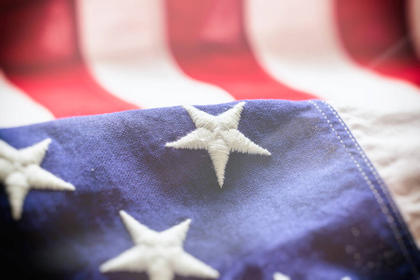 Dettaglio bandiera USA, vista da vicino. Bandiera americana sfondo texture. Giorno commemorativo e 4 luglio, concetto di giorno dell'indipendenza - Foto, immagini