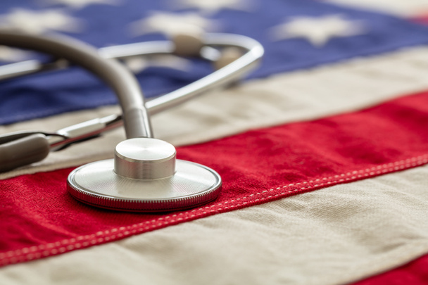 Assistenza sanitaria USA. Stetoscopio medico su una bandiera degli Stati Uniti d'America, vista da vicino. Concetto di assicurazione sanitaria americana - Foto, immagini