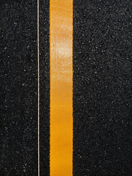 Cor da linha de tráfego amarelo Para a segurança de viajar
 - Foto, Imagem