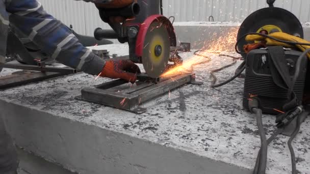 Arbeiter schneidet Metall mit dem Winkelschleifer. - Filmmaterial, Video