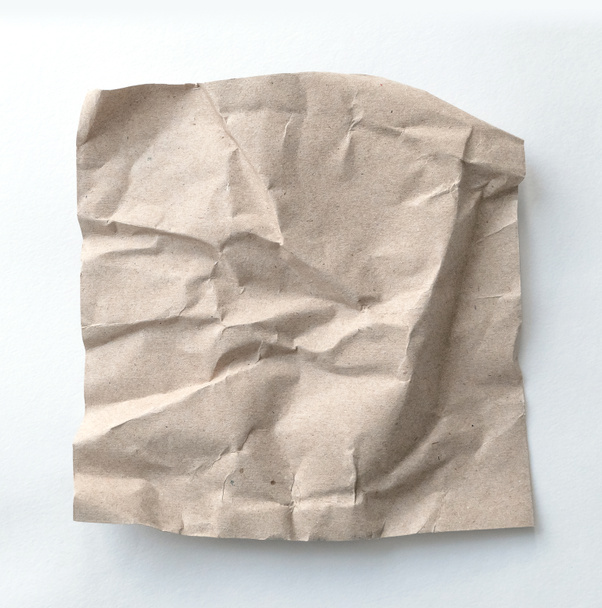Barna ránc újrahasznosítani papír háttér. Gyűrött barna papír fehér alapon, használhat szöveges bannerek termékek vagy névjegykártyák. - Fotó, kép