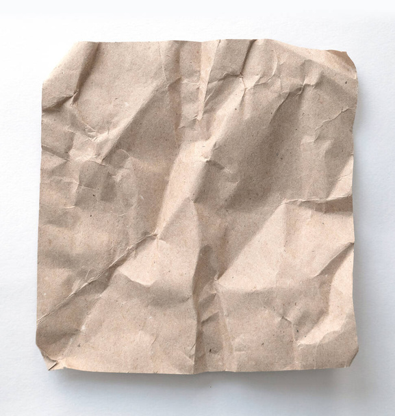 Bruine rimpel recycleer papier achtergrond. Verfrommeld bruin papier op witte achtergrond, kan tekstbanners producten of visitekaartjes gebruiken. - Foto, afbeelding