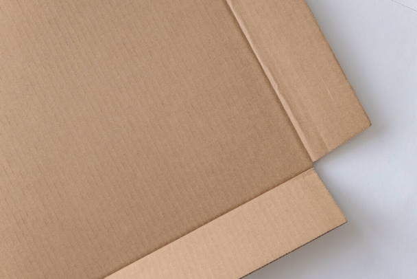 Bruine kartonnen plaat textuur achtergrond. Textuur van kringlooppapier doos in oud vintage patroon voor achtergrond. - Foto, afbeelding