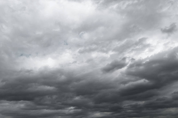Yağmurdan önceki kara fırtına bulutları iklim arka planı için kullanılır. Bulutlar yağmurdan önce koyu griye döner. Soyut dramatik arkaplan. - Fotoğraf, Görsel