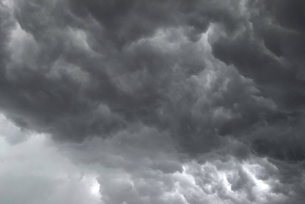 Donkere storm wolken voor regen gebruikt voor klimaat achtergrond. Wolken worden donker grijs voordat het regent. Abstracte dramatische achtergrond. - Foto, afbeelding