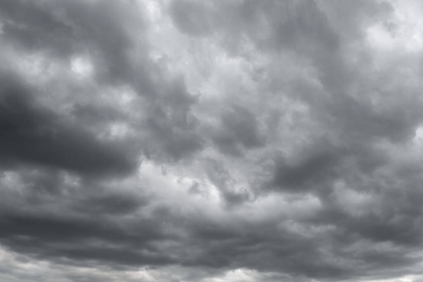 Nuages de tempête foncés avant la pluie utilisés pour le contexte climatique. Les nuages deviennent gris foncé avant de pleuvoir. Contexte dramatique abstrait. - Photo, image