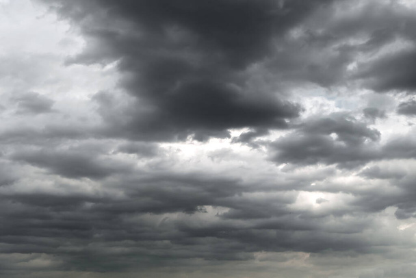Темные грозовые тучи перед дождём используются для климата. Облака перед дождем становятся темно-серыми. Абстрактный драматический фон. - Фото, изображение