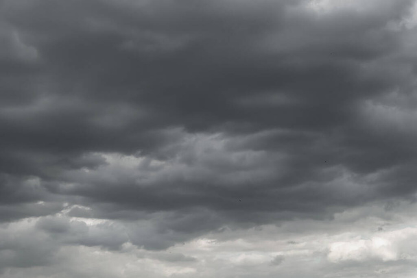 Ciemne chmury burzowe przed deszczem wykorzystywane do tła klimatu. Chmury stają się ciemnoszare przed deszczem. Abstrakcyjne dramatyczne tło. - Zdjęcie, obraz