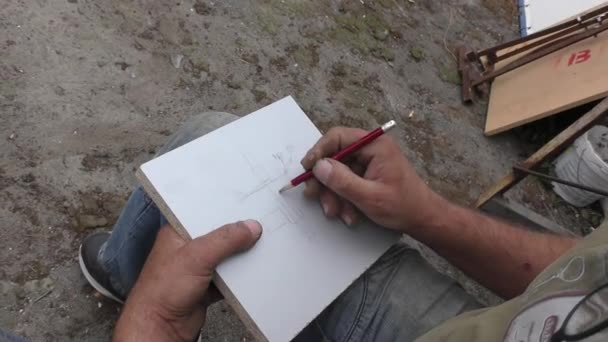 Een ingenieur werkt aan een tekening van een mechaniek assemblage. - Video