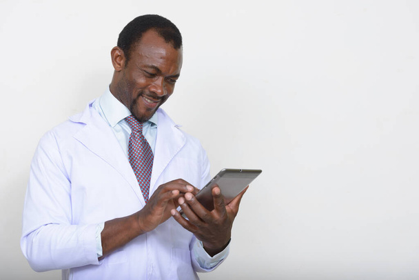 Studioaufnahme eines gutaussehenden bärtigen afrikanischen Arztes vor weißem Hintergrund - Foto, Bild