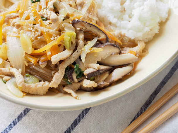 Корейская традиционная еда Жареная овощная лапша и белый рис, Джапча
 - Фото, изображение