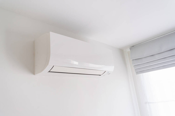 Klimaanlage an weißer Betonwand im Bereich des Schlafzimmers. - Foto, Bild