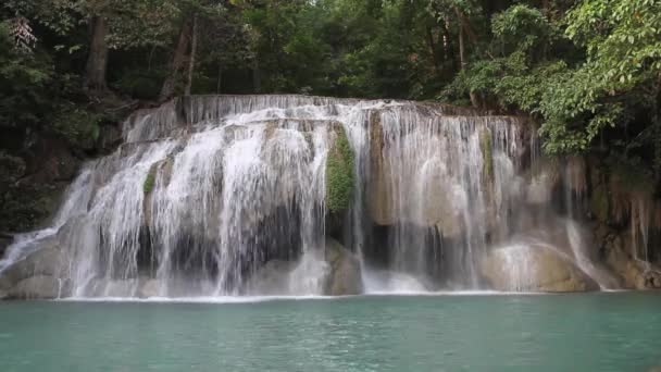 Waterval Erawan Waterval is smaragd in groen bos en is regenwoud van Kanchanaburi provincie, Thailand - Video