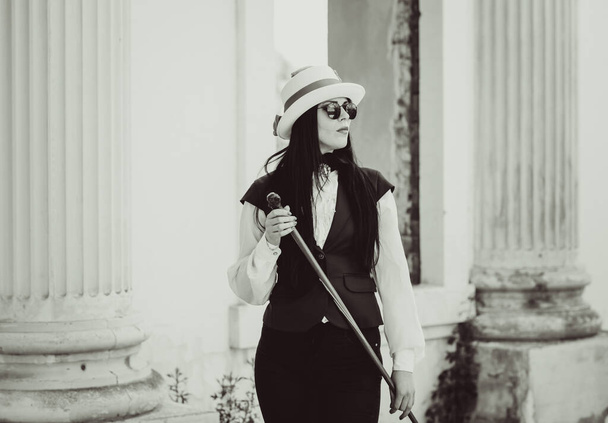 Steampunk vintage style, γυναίκα σε κύλινδρο, γιλέκο και λευκό ρετρό πουκάμισο, ημερομηνία Halloween, στολή κόμμα - Φωτογραφία, εικόνα