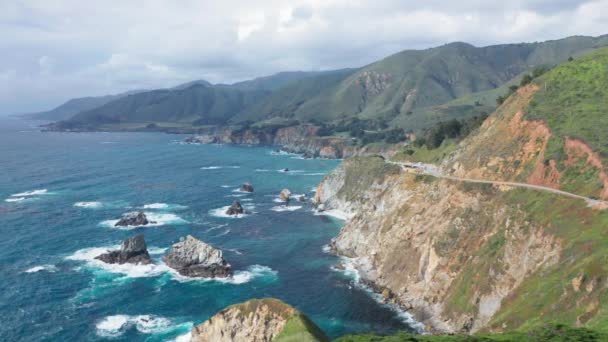 Mavi okyanuslu ve manzaralı kayalıklı güzel Pasifik sahil şeridinin 4K insansız hava aracı videosu - Video, Çekim