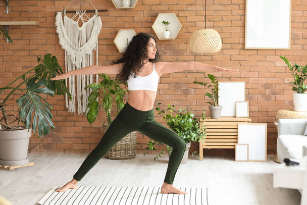 schöne junge Frau beim Yoga zu Hause - Foto, Bild