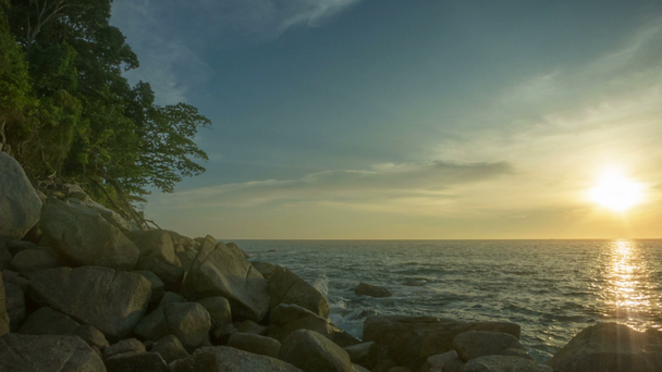 Video 1920 x 1080 - skalnaté pobřeží tropických oceánu při západu slunce - Záběry, video