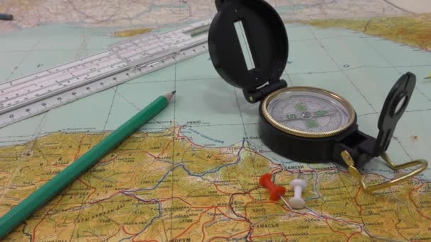Een magnetisch kompas, waar het wordt gebruikt als navigatiehulpmiddel, en een kaart zijn nodig om een route of oriëntatie te bouwen. - Video