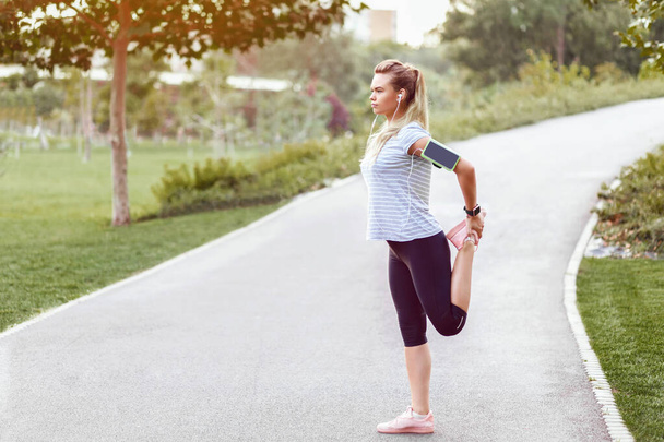 Femme sportive faisant du jogging dans un parc vide en raison de mesures de distanciation sociale - Photo, image