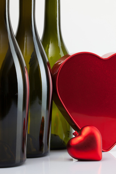 flessen van wijn en rode hart - Foto, afbeelding