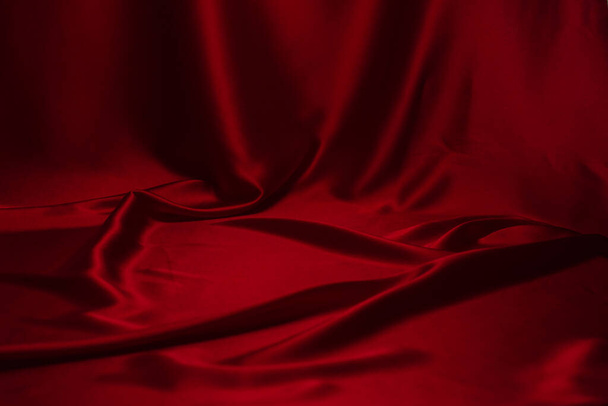 Piros selyem vagy szatén luxus szövet textúra használható elvont háttér. Felülnézet - Fotó, kép