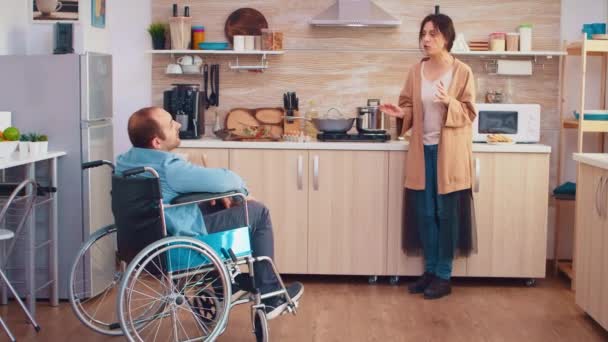 Frau schreit in Küche - Filmmaterial, Video